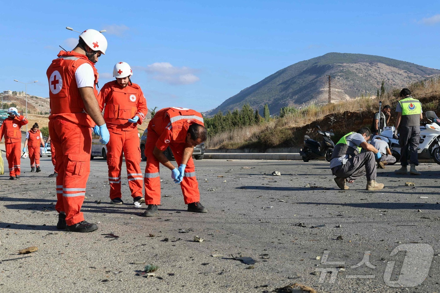 (알 자르마크 AFP=뉴스1) 이정환 기자 = 레바논 구급대원들이 2일(현지시간) 알 자르마크 남부 지역에서 이스라엘 드론 공격으로 파괴된 차량 잔해 주변에서 유해를 수색하고 있다 …