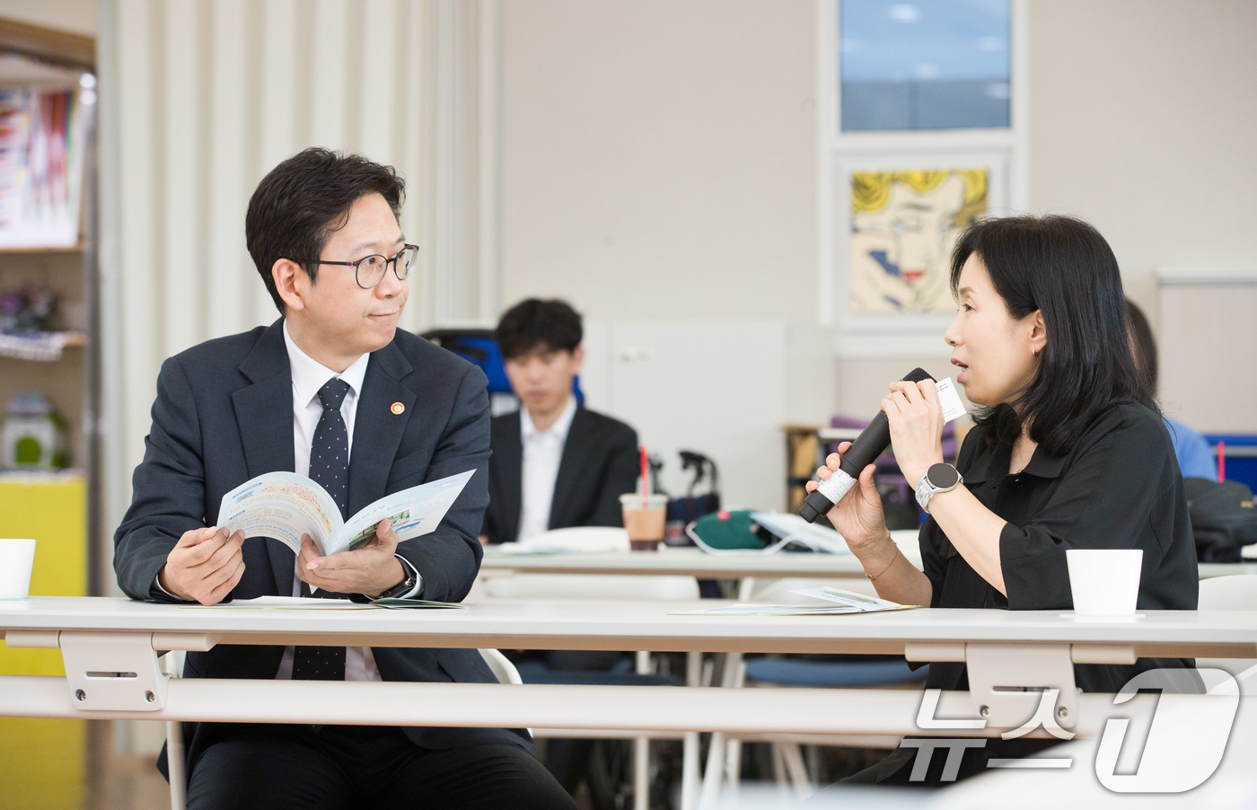 (서울=뉴스1) = 배경훈 과학기술부총리 겸 과학기술정보통신부 장관이 2일 서울 용산구 영락애니아의집을 방문해 조지영 여락애니아의집 시설장과 대화를 나누고 있다. (과학기술정보통신 …