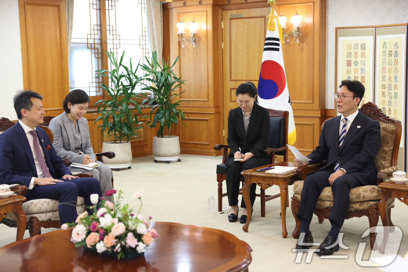 (서울=뉴스1) 임세영 기자 = 김민석 국무총리가 2일 서울 종로구 정부서울청사에서 다렌 탕(Daren TANG) 세계지식재산기구(WIPO) 사무총장을 접견하고 있다. (총리실 제 …