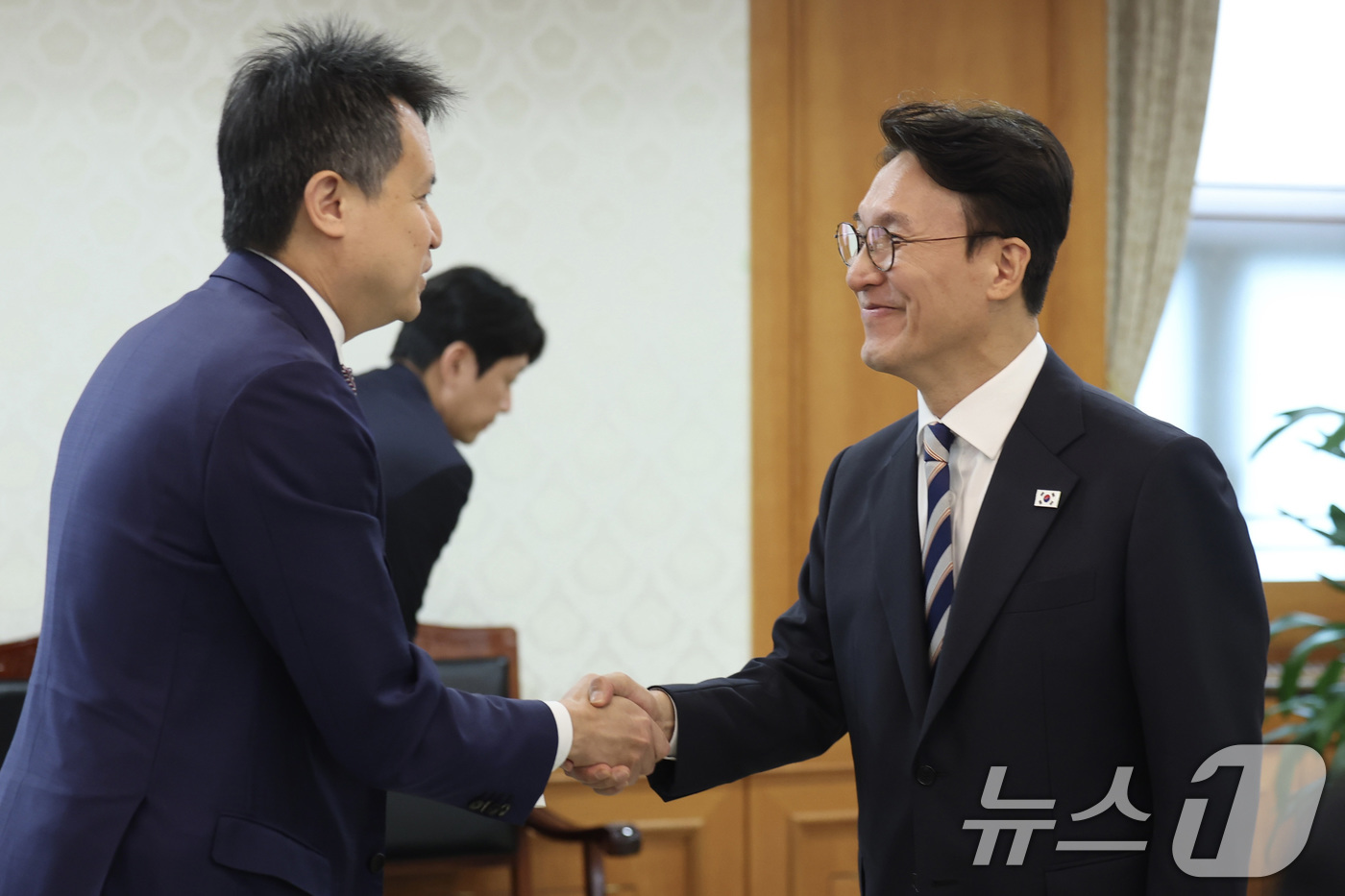 (서울=뉴스1) 임세영 기자 = 김민석 국무총리가 2일 서울 종로구 정부서울청사에서 다렌 탕(Daren TANG) 세계지식재산기구(WIPO) 사무총장을 접견하고 있다. (총리실 제 …