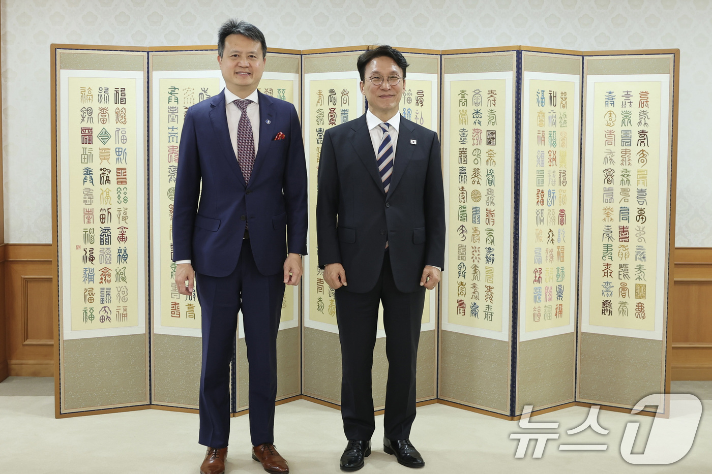 (서울=뉴스1) 임세영 기자 = 김민석 국무총리가 2일 서울 종로구 정부서울청사에서 다렌 탕(Daren TANG) 세계지식재산기구(WIPO) 사무총장을 접견하고 있다. (총리실 제 …