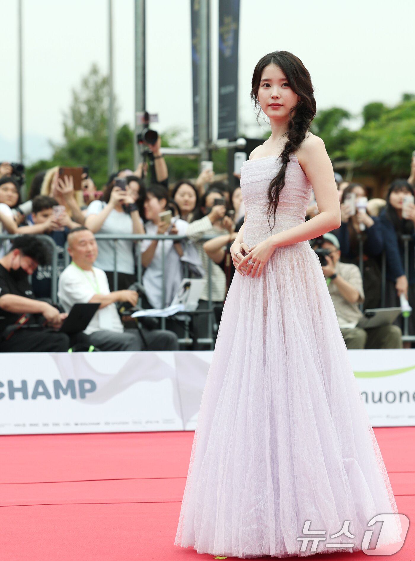 본문 이미지 - 가수 아이유가 2일 오후 서울 여의도 KBS 홀에서 열린 제20회 서울드라마어워즈 레드카펫 행사에 참석해 눈부신 미모를 뽐내고 있다. ⓒ News1 권현진 기자