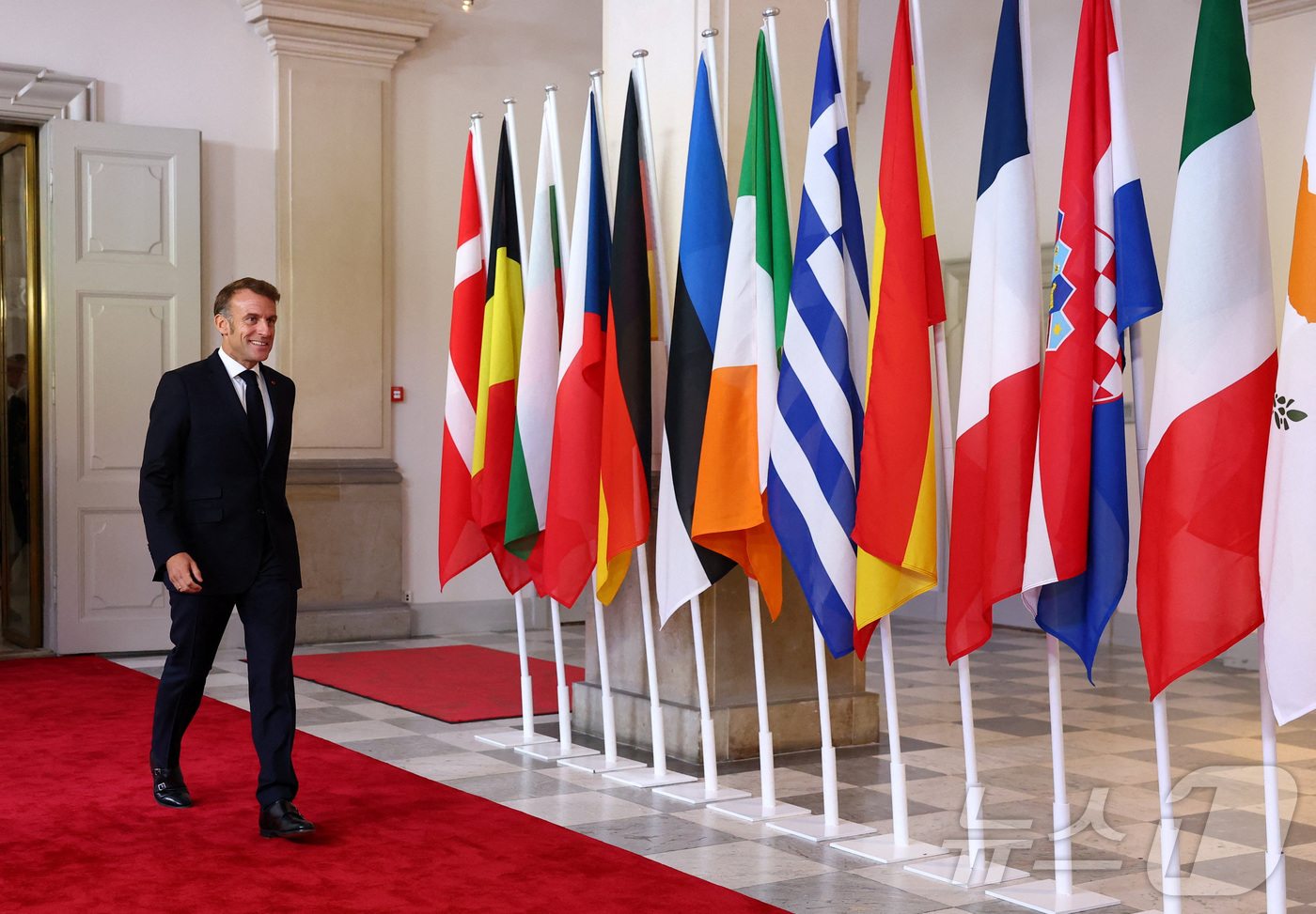 (코펜하겐 로이터=뉴스1) 이정환 기자 = 에마뉘엘 마크롱 프랑스 대통령이 1일(현지시간) 덴마크 코펜하겐에서 열린 유럽연합 정상들의 비공식 회의에서 메테 프레데릭센 덴마크 총리의 …