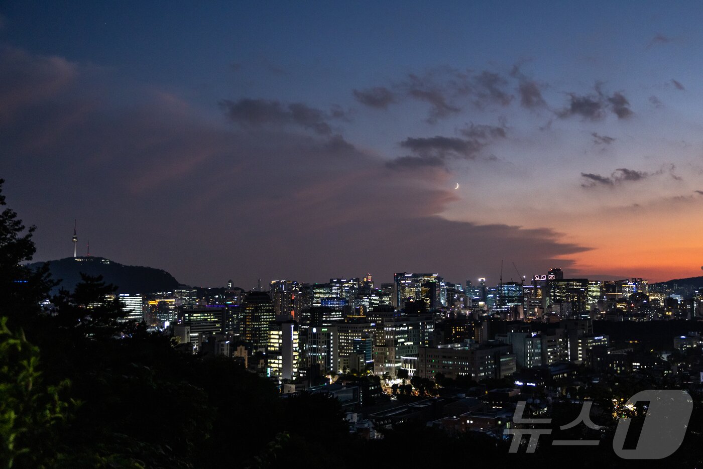 본문 이미지 - 낙산공원 앞 야경&#40;서울관광재단 제공&#41;