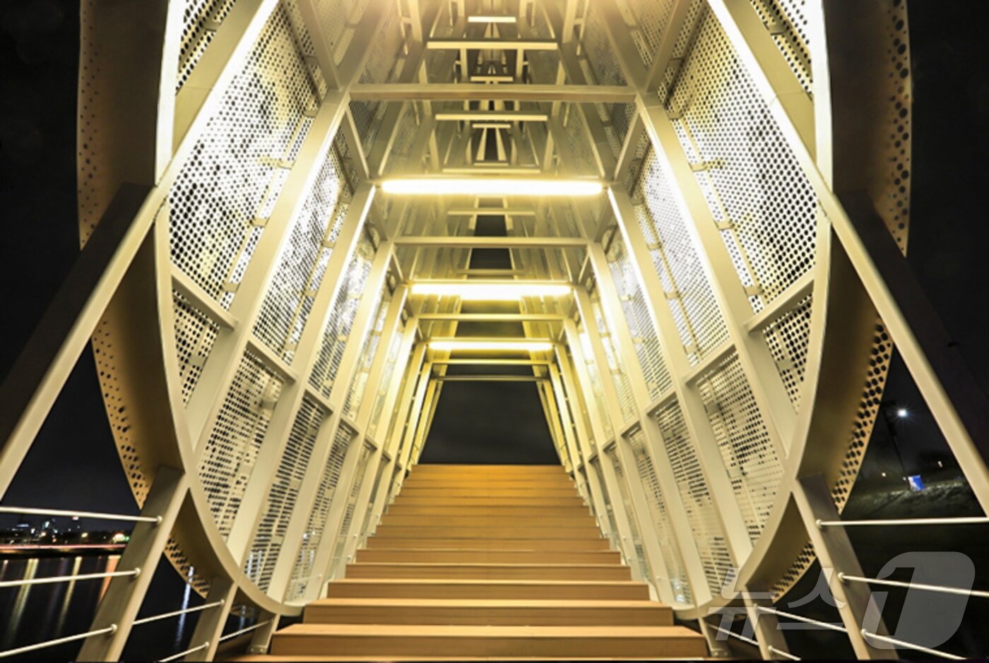 본문 이미지 - 달빛노들 내부계단&#40;서울관광재단 제공&#41; 