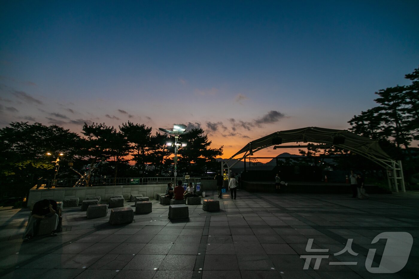 본문 이미지 - 낙산공원 중앙광장과 무대&#40;서울관광재단 제공&#41; 