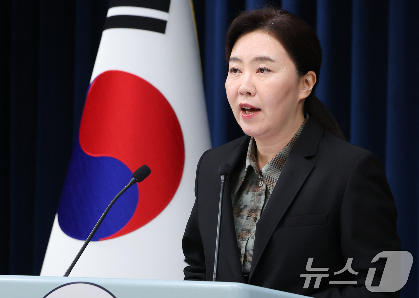 (서울=뉴스1) 허경 기자 = 강유정 대통령실 대변인이 2일 서울 용산 대통령실 청사에서 대통령 주재 수석 보좌관 회의 결과 및 장차관급 인선 관련 브리핑을 하고 있다. 2025. …