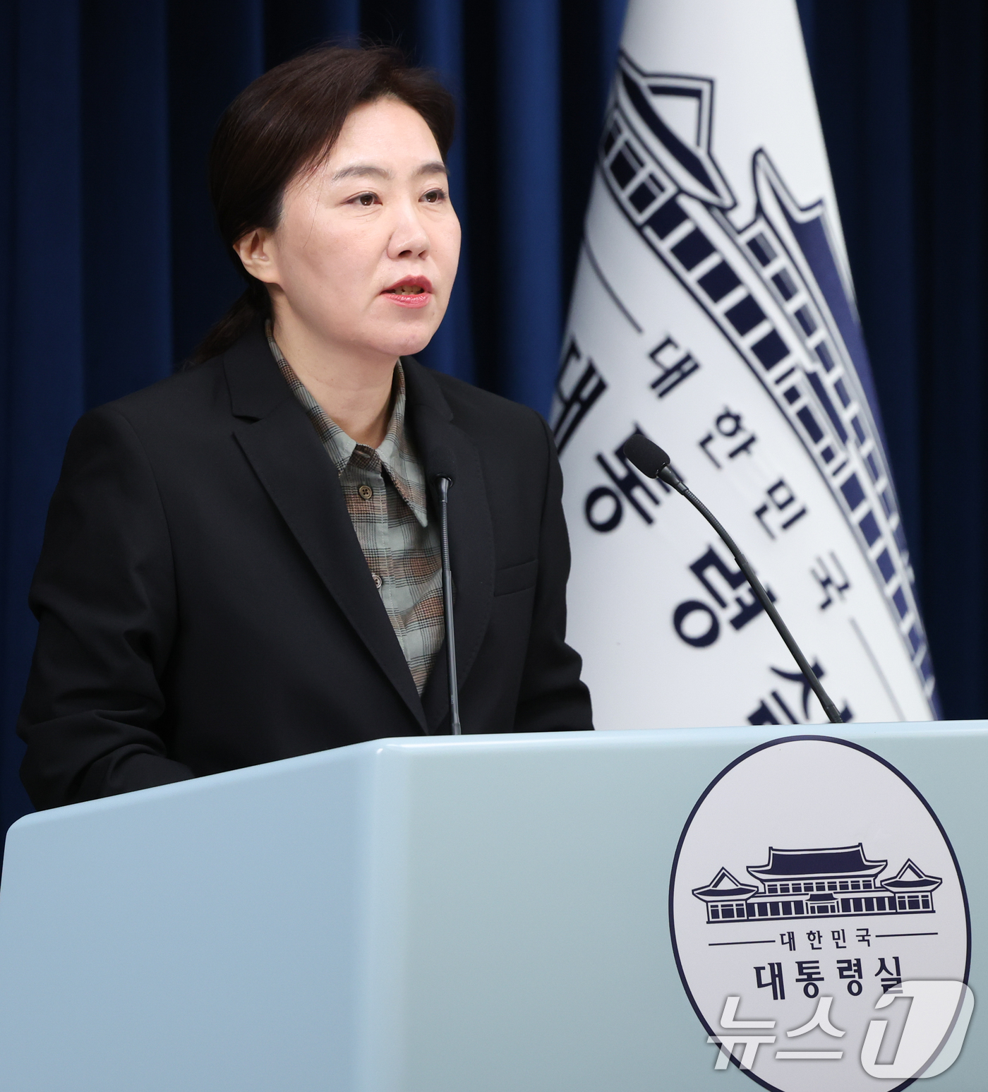 (서울=뉴스1) 허경 기자 = 강유정 대통령실 대변인이 2일 서울 용산 대통령실 청사에서 대통령 주재 수석 보좌관 회의 결과 및 장차관급 인선 관련 브리핑을 하고 있다. 2025. …