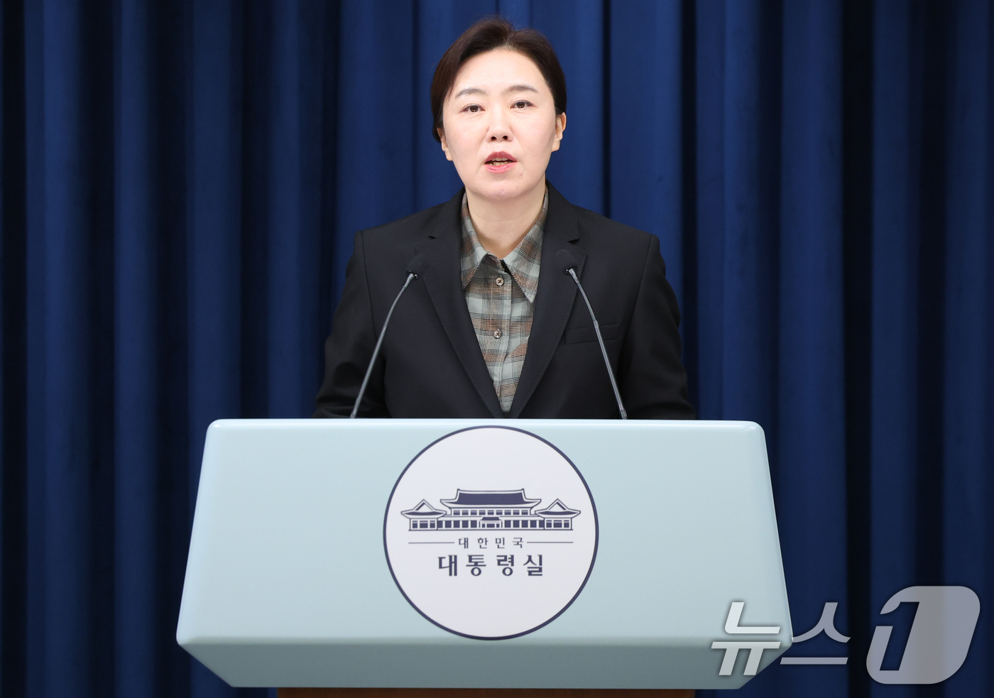 (서울=뉴스1) 허경 기자 = 강유정 대통령실 대변인이 2일 서울 용산 대통령실 청사에서 대통령 주재 수석 보좌관 회의 결과 및 장차관급 인선 관련 브리핑을 하고 있다. 2025. …