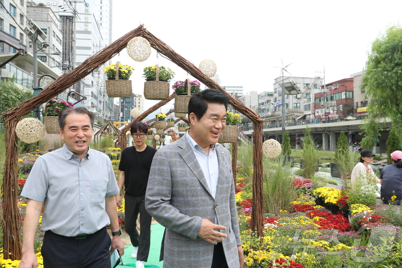 (서울=뉴스1) = 2일 서울시 관악구 신림동 별빛내린천 어린이 물놀이장 및 벽천분수에 가을을 맞아 국화정원이 조성됐다. 주민들이 가을빛이 담긴 꽃들을 보며 환한 웃음을 짓고, 인 …