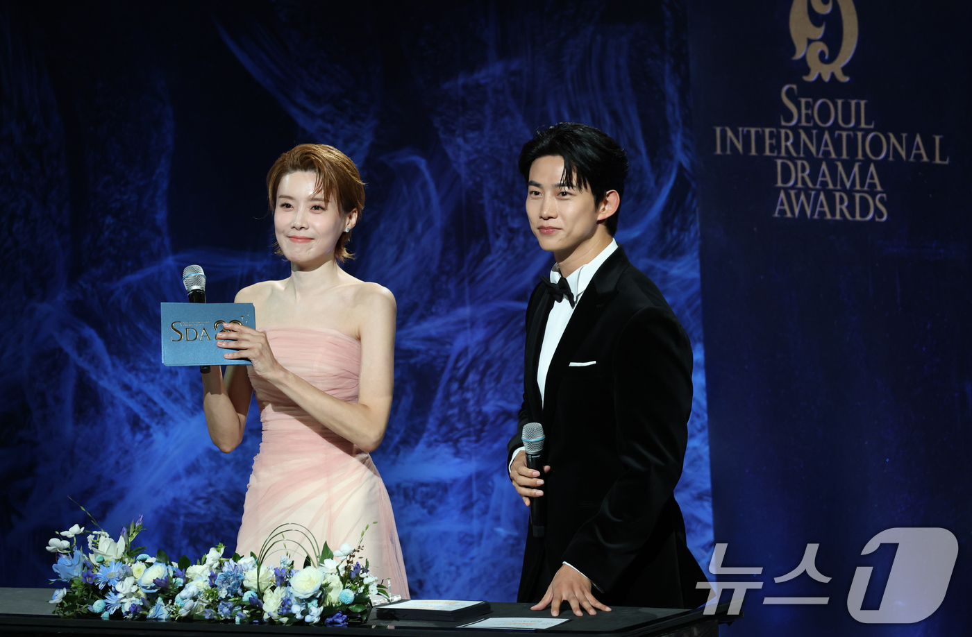 (서울=뉴스1) 권현진 기자 = MC 장도연과 옥택연(오른쪽)이 2일 오후 서울 여의도 KBS 홀에서 열린 제20회 서울드라마어워즈에 참석해 진행을 하고 있다. 2025.10.2/ …