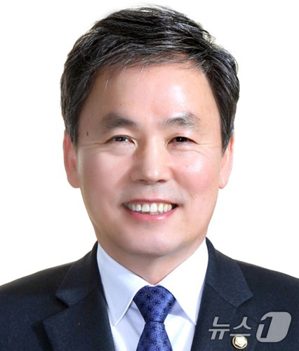 (서울=뉴스1) 허경 기자 = 이재명 대통령이 2일 고준위방사성폐기물 관리위원장에 김현권 전 의원을 임명했다. (대통령실 제공. 재판매 및 DB 금지) 2025.10.2/뉴스1