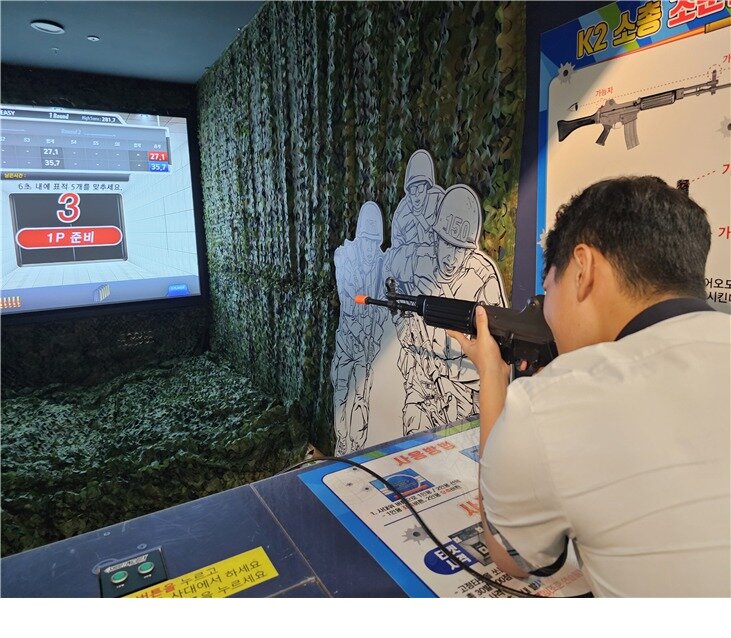 본문 이미지 - 한국국제통상마이스터고 학생이 대구 병역진로설계지원센터를 방문해 소총 사격을 체험하고 있다..&#40;병무청 제공&#41;