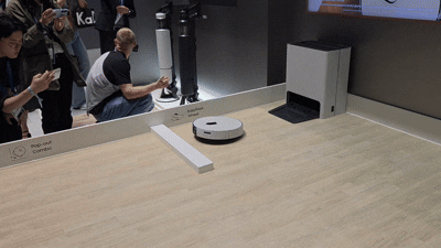 본문 이미지 - 삼성전자 IFA 2025 부스에서 하반기 출시될 로봇청소기 신제품이 4.5cm 문턱을 넘는 시연을 선보이고 있다. 2025.9.4/뉴스1 ⓒ 뉴스1 박주평 기자
