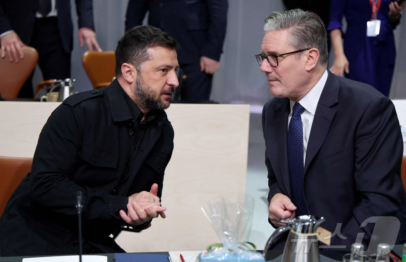 (코펜하겐 AFP=뉴스1) 이정환 기자 = 볼로디미르 젤렌스키 우크라이나 대통령(왼쪽)과 키어 스타머 영국 총리가 2일(현지시간) 코펜하겐에서 열린 제7차 유럽 정치 공동체(EPC …