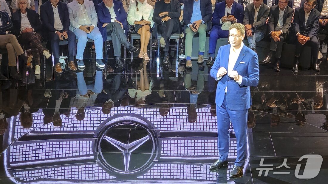 본문 이미지 - 7일&#40;현지시간&#41; 독일 뮌헨에서 열린 IAA 메르세데스-벤츠 프리 나이트 행사에서 올라 칼레니우스 메르세데스-벤츠 회장이 GLC 위드 EQ 테크놀로지를 소개하고 있다.&#40;한국자동차기자협회 제공&#41;/뉴스1 