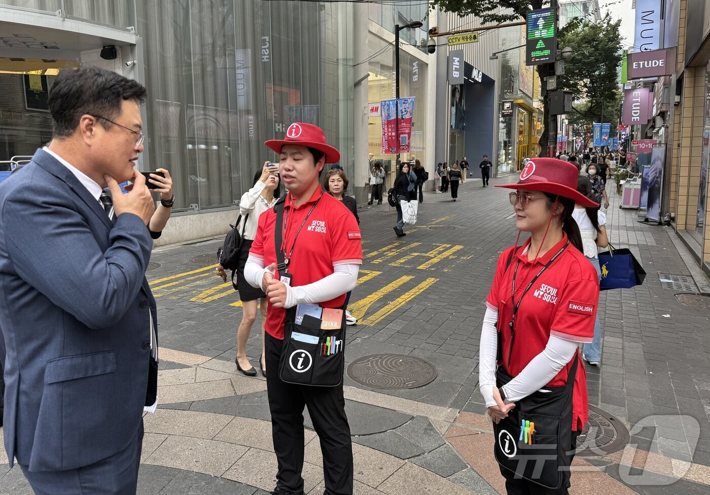 본문 이미지 - 김대현 문화체육관광부 제2차관이 2일 서울 중구 명동을 찾아 다국어 안내 체계, 결제 편의, 안내 인력 배치 등 외국인 수용 태세를 점검하고 있다. ⓒ News1 윤슬빈 관광전문기자
