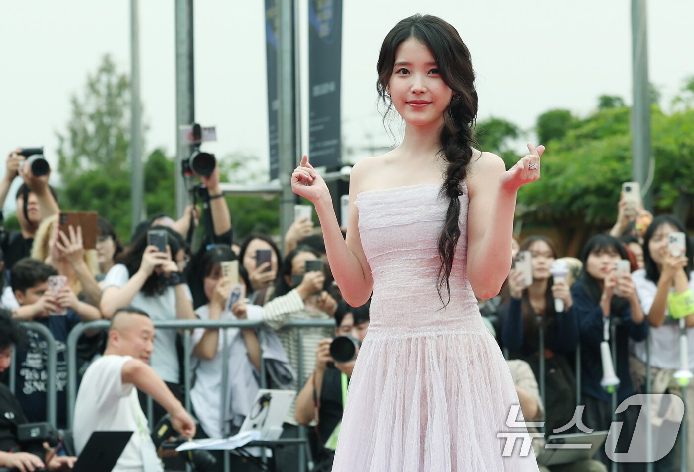 본문 이미지 - 가수 아이유가 2일 오후 서울 여의도 KBS 홀에서 열린 제20회 서울드라마어워즈에 참석해 하트 포즈를 취하고 있다. ⓒ News1 권현진 기자