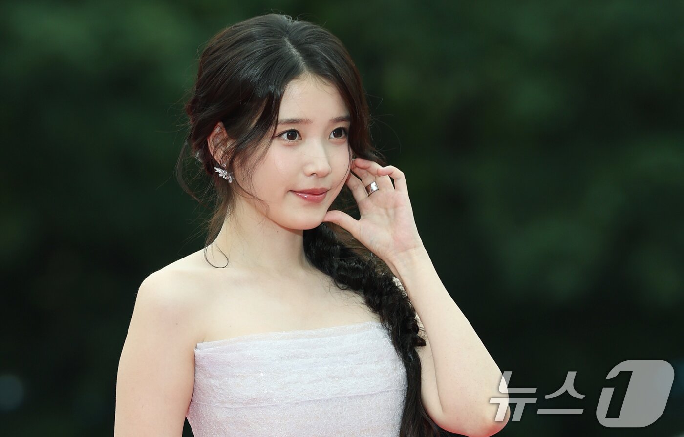 본문 이미지 - 배우 겸 가수 아이유가 2일 오후 서울 여의도 KBS 홀에서 열린 제20회 서울드라마어워즈에 참석해 포즈를 취하고 있다. ⓒ News1 권현진 기자