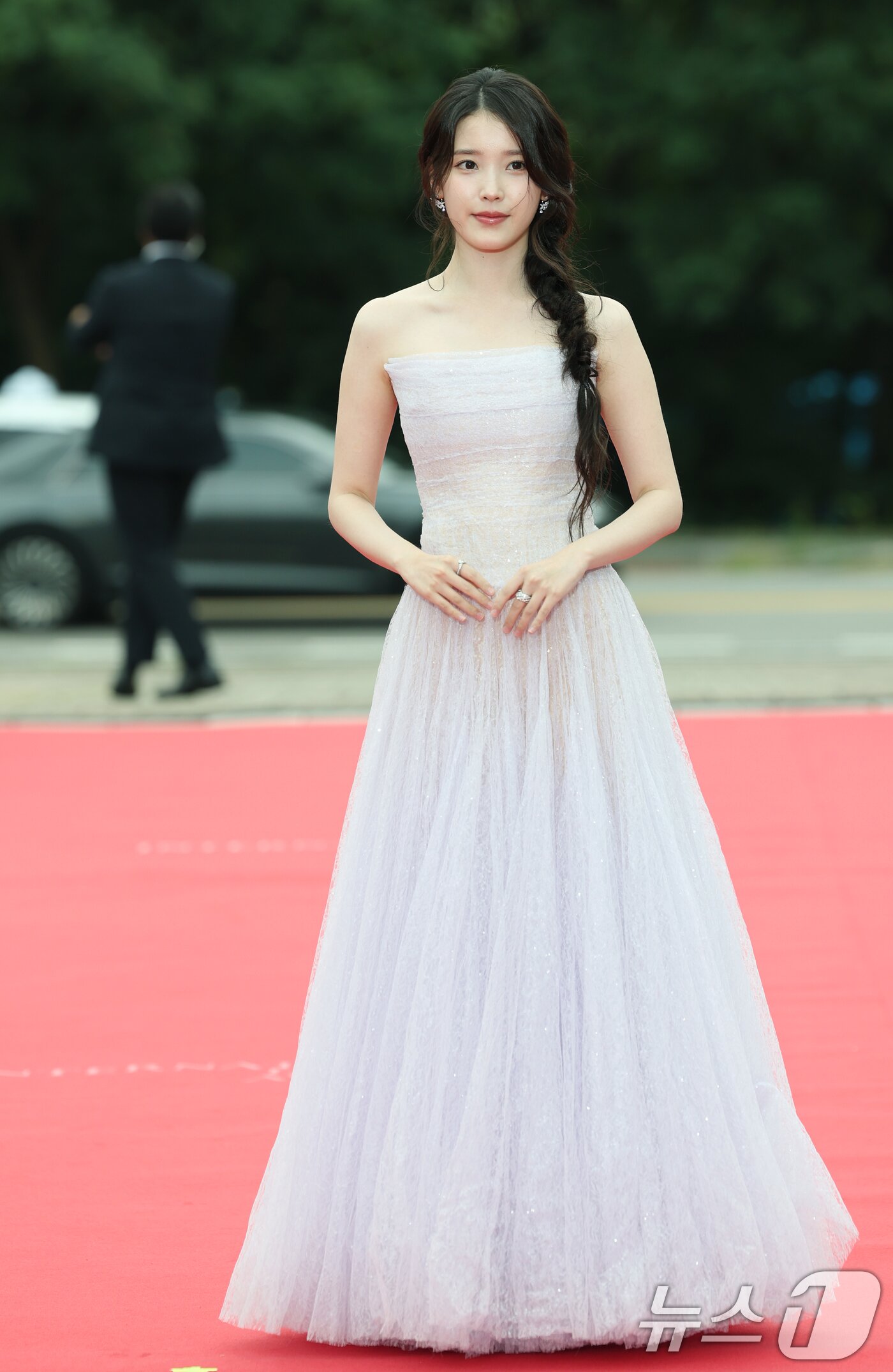 본문 이미지 - 배우 아이유가 2일 오후 서울 여의도 KBS 홀에서 열린 제20회 서울드라마어워즈에 참석해 레드카펫을 밟고 있다. ⓒ News1 권현진 기자