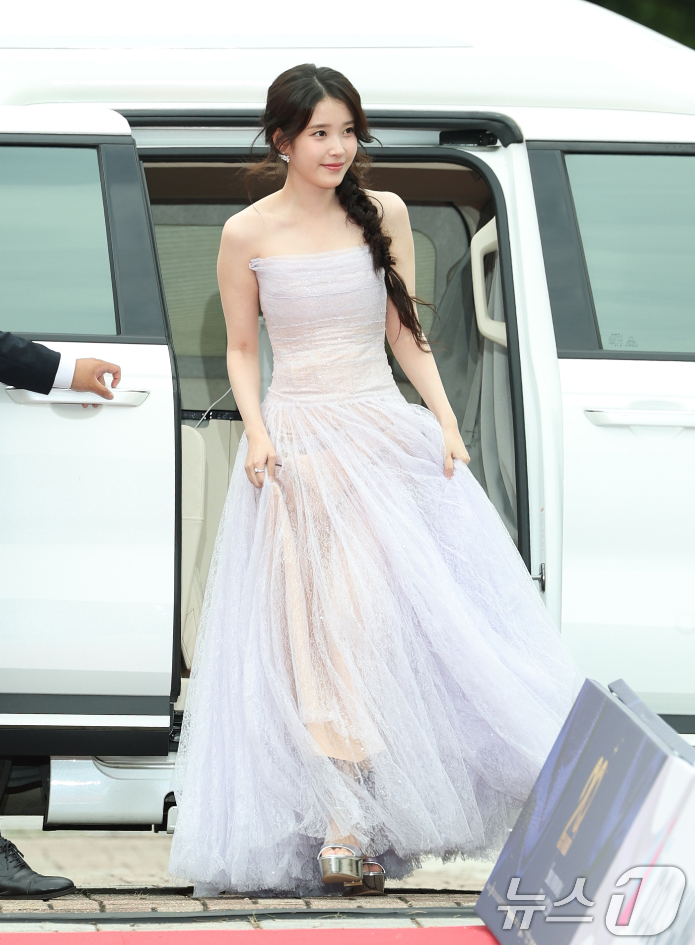 (서울=뉴스1) 권현진 기자 = 배우 겸 가수 아이유가 2일 오후 서울 여의도 KBS 홀에서 열린 제20회 서울드라마어워즈에 참석해 레드카펫을 밟고 있다. 2025.10.2/뉴스1 …