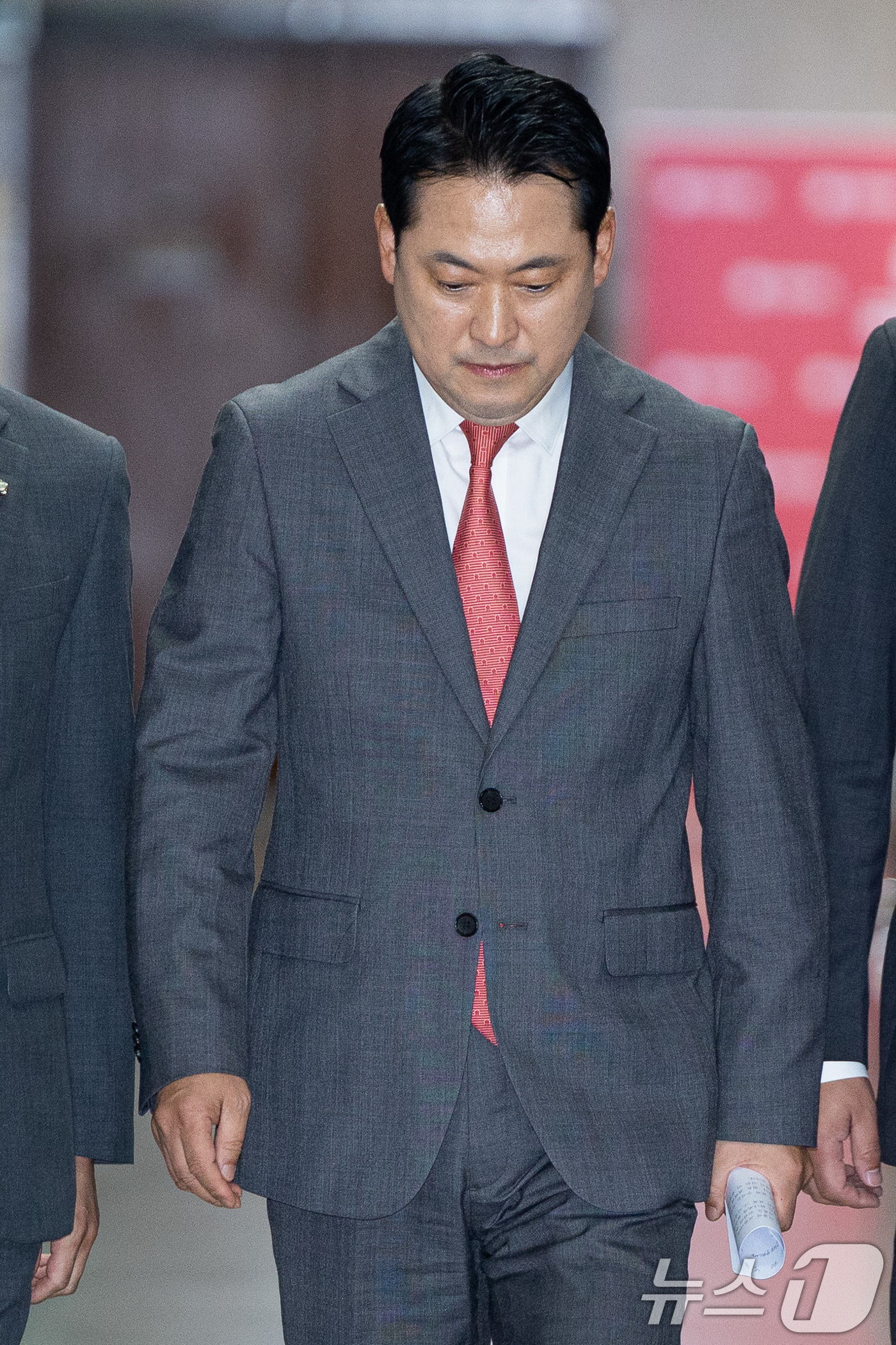 (서울=뉴스1) 유승관 기자 = 장동혁 국민의힘 대표가 2일 서울 여의도 국회에서 이진숙 전 방송통신위원장 체포 관련 기자간담회를 위해 이동하고 있다. 2025.10.2/뉴스1