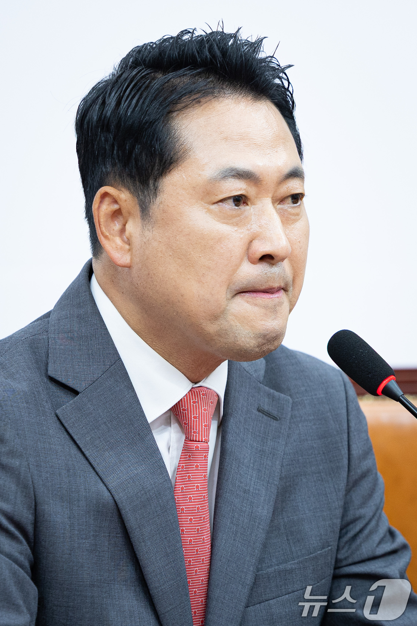 (서울=뉴스1) 유승관 기자 = 장동혁 국민의힘 대표가 2일 서울 여의도 국회에서 이진숙 전 방송통신위원장 체포 관련 기자간담회를 하고 있다. 2025.10.2/뉴스1