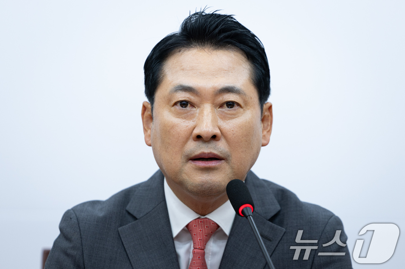 (서울=뉴스1) 유승관 기자 = 장동혁 국민의힘 대표가 2일 서울 여의도 국회에서 이진숙 전 방송통신위원장 체포 관련 기자간담회를 하고 있다. 2025.10.2/뉴스1