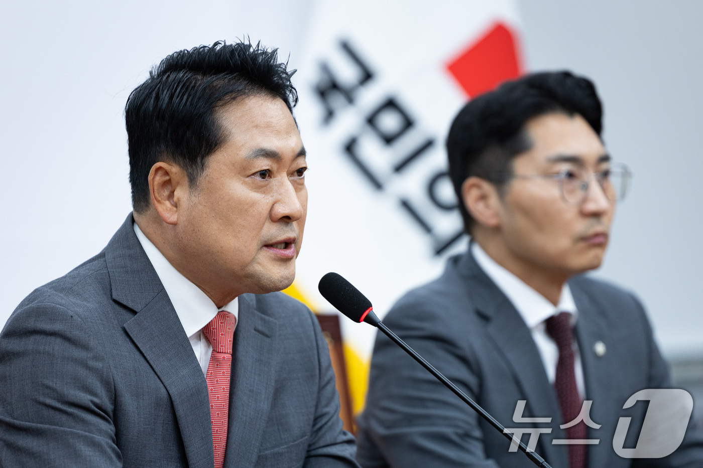 (서울=뉴스1) 유승관 기자 = 장동혁 국민의힘 대표가 2일 서울 여의도 국회에서 이진숙 전 방송통신위원장 체포 관련 기자간담회를 하고 있다. 2025.10.2/뉴스1