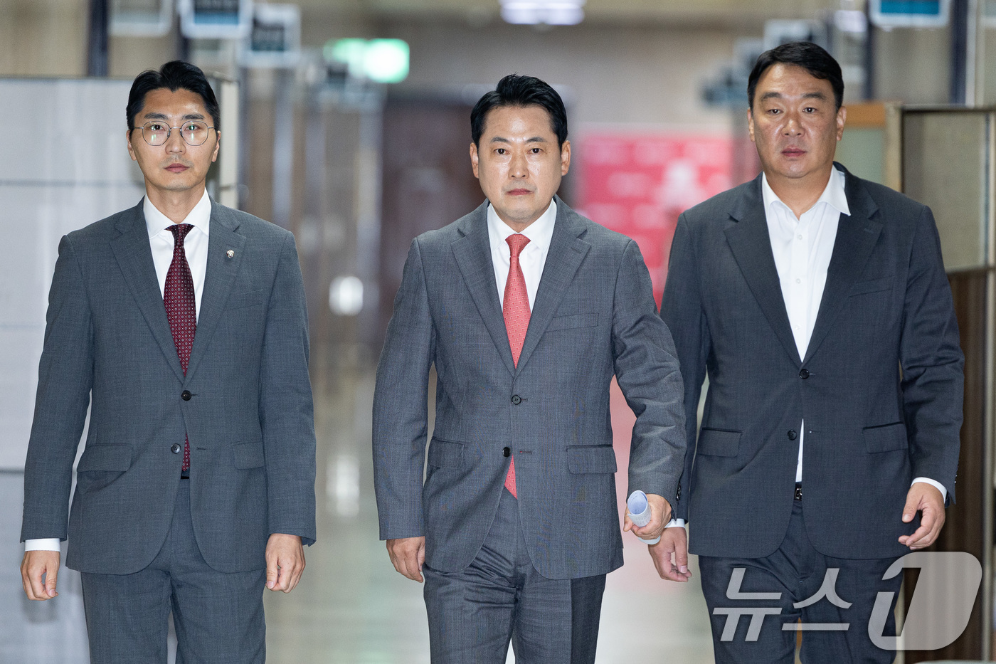 (서울=뉴스1) 유승관 기자 = 장동혁 국민의힘 대표가 2일 서울 여의도 국회에서 이진숙 전 방송통신위원장 체포 관련 기자간담회를 위해 이동하고 있다. 2025.10.2/뉴스1