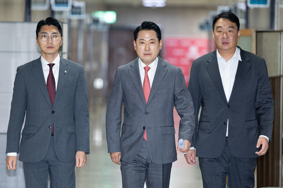 '李탄핵→독재→히틀러' 수위 높이는 장동혁…여론은 싸늘