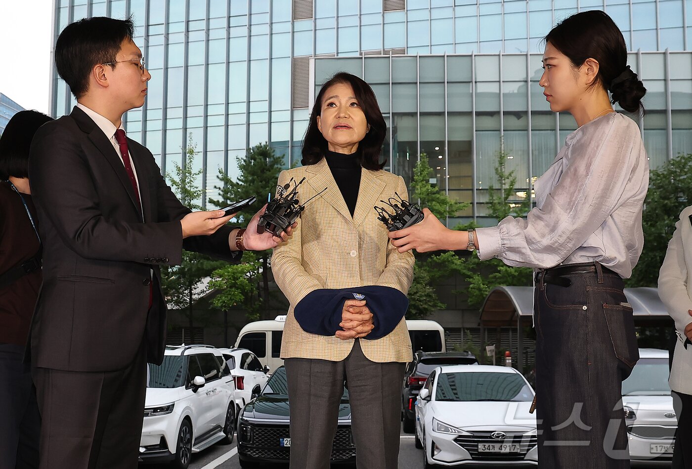 본문 이미지 - 이진숙 전 방송통신위원장이 2일 오후 서울 대치동 자택에서 경찰에게 체포된 뒤 영등포경찰서에서 입장을 밝히고 있다.  2025.10.2/뉴스1 ⓒ News1 김진환 기자