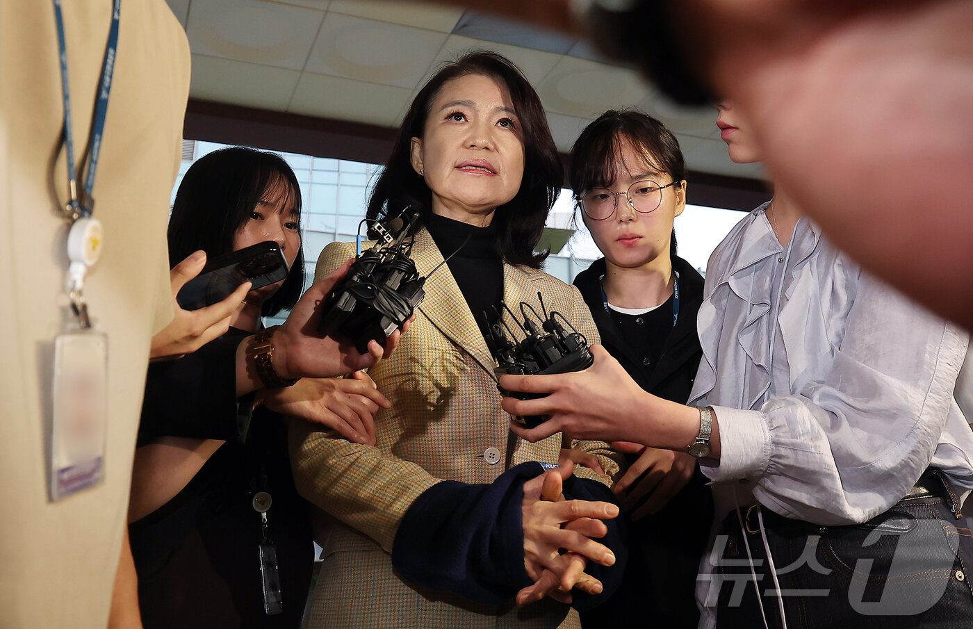 본문 이미지 - 이진숙 전 방송통신위원장이 2일 오후 서울 대치동 자택에서 경찰에게 체포된 뒤 영등포경찰서로 압송되고 있다. 2025.10.2/뉴스1 ⓒ News1 김진환 기자