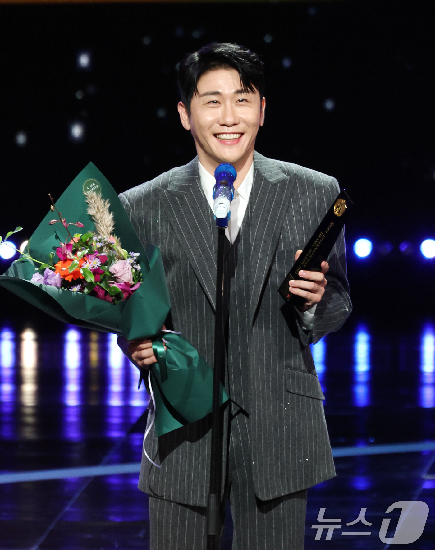 (서울=뉴스1) 권현진 기자 = 가수 영탁이 2일 오후 서울 여의도 KBS 홀에서 열린 제20회 서울드라마어워즈에 참석해 K-드라마 부문 OST 상을 받은 뒤 소감을 말하고 있다. …