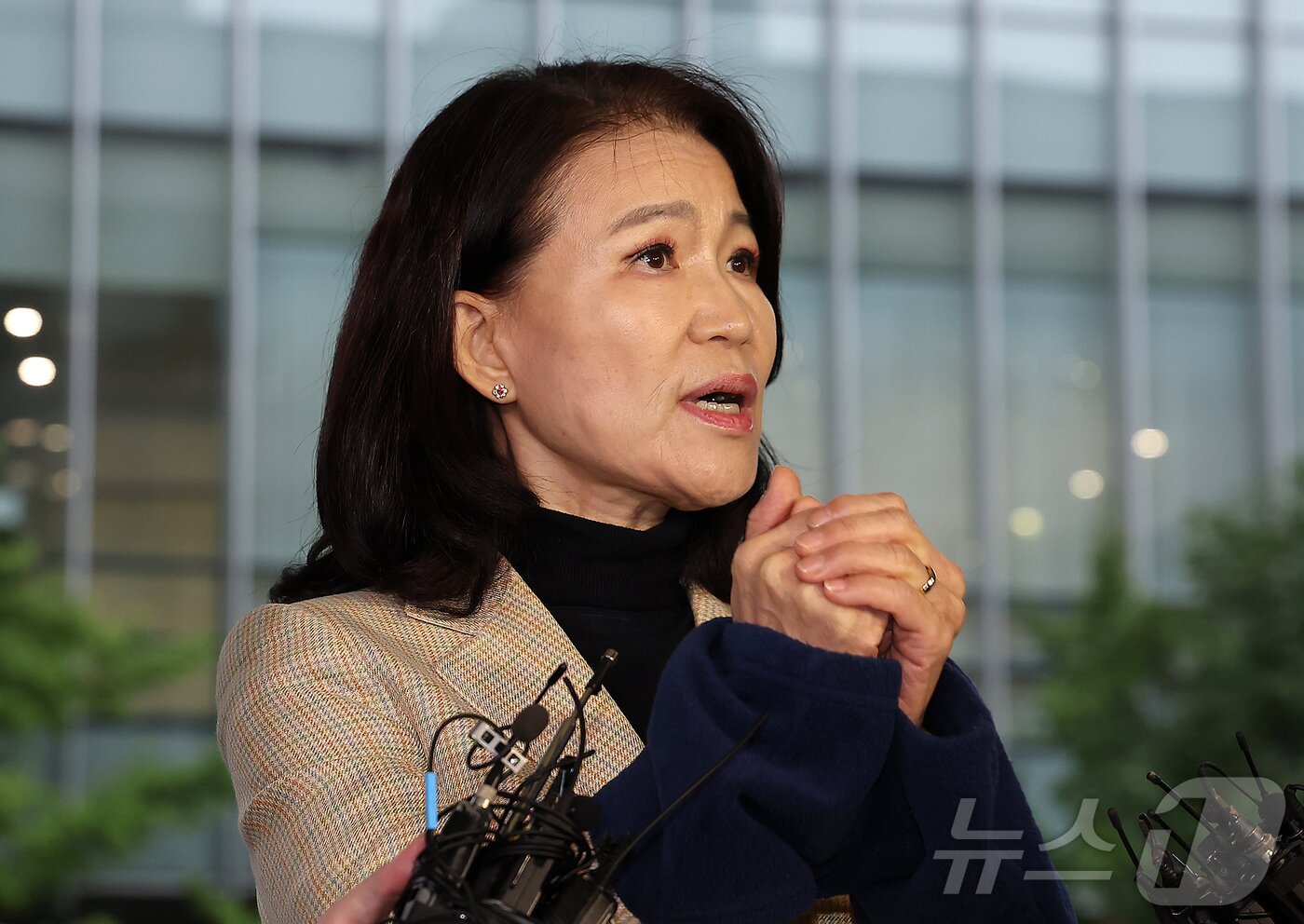 본문 이미지 - 이진숙 전 방송통신위원장이 2일 오후 서울 대치동 자택에서 경찰에게 체포된 뒤 영등포경찰서에서 입장을 밝히고 있다. 2025.10.2/뉴스1 ⓒ News1 김진환 기자