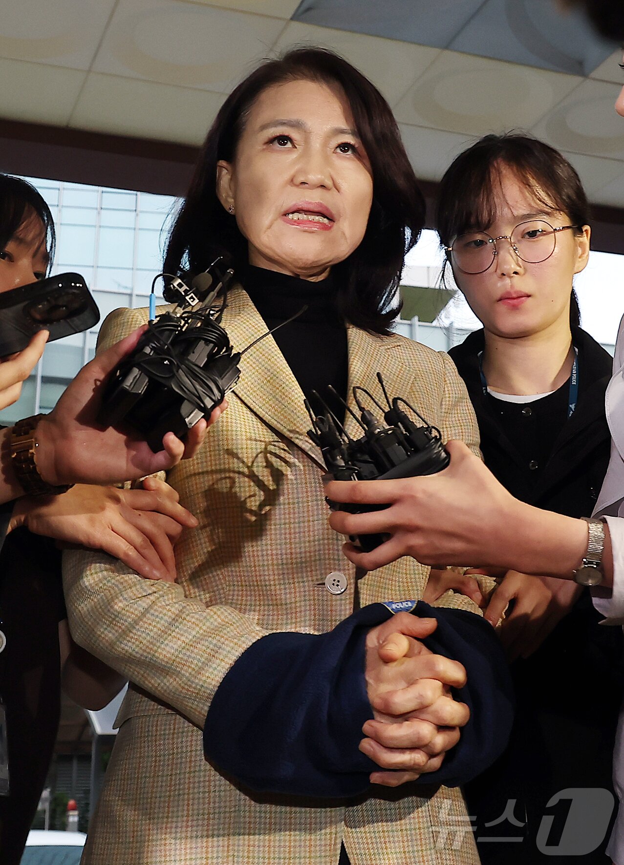 본문 이미지 - 이진숙 전 방송통신위원장이 2일 오후 서울 대치동 자택에서 경찰에게 체포된 뒤 영등포경찰서로 압송되고 있다.   2025.10.2/뉴스1 ⓒ News1 김진환 기자