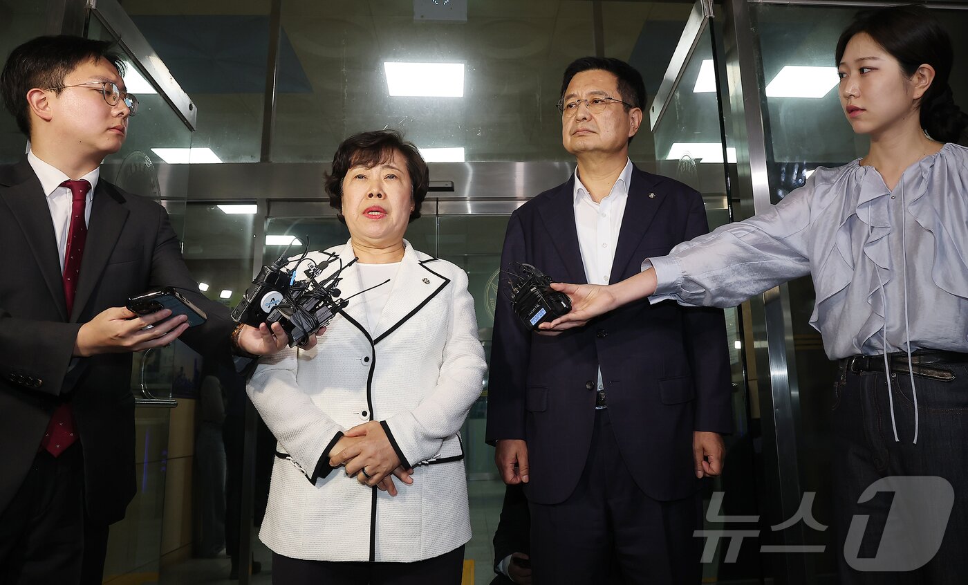 본문 이미지 - 조배숙, 김장겸 국민의힘 의원이 2일 오후 서울 영등포경찰서에서 이진숙 전 방송통신위원장의 체포와 관련 항의 방문 뒤 입장을 밝히고 있다. 앞서 경찰은 이날 오후 4시 4분쯤 국가공무원법 및 공직선거법 위반 혐의로 이 전 위원장에 대한 체포영장을 집행했다. 2025.10.2/뉴스1 ⓒ News1 김진환 기자