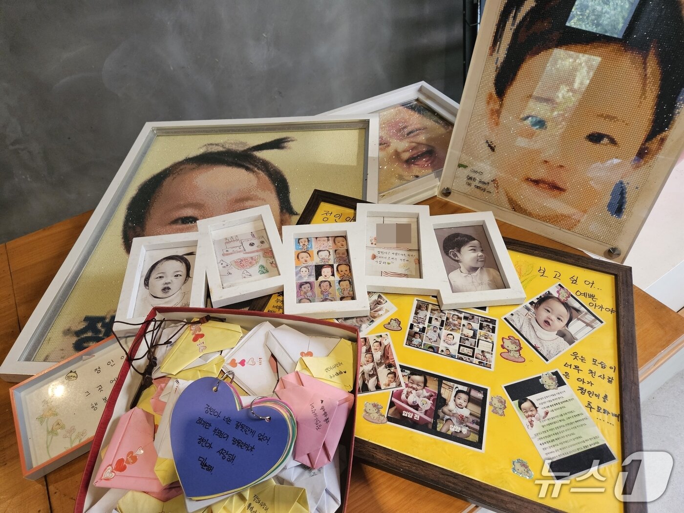 본문 이미지 - 지난 3년간 정인이를 잊지 못한 사람들이 정인이 묘소로 가져온 사진과 액자들 2025.9.30/뉴스1 ⓒ News1 유채연 기자