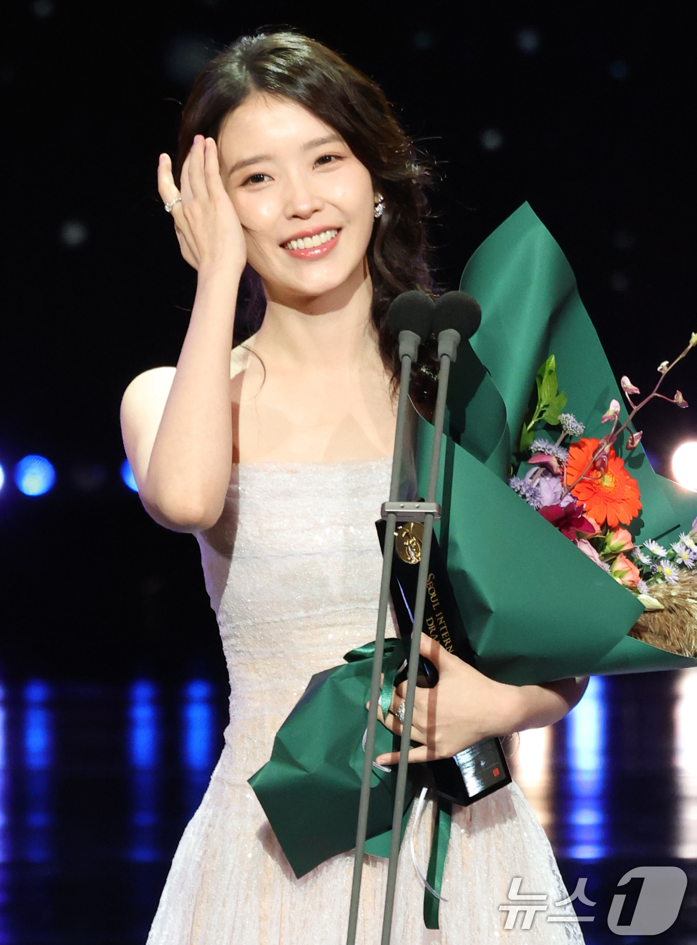 (서울=뉴스1) 권현진 기자 = 배우 겸 가수 아이유가 2일 오후 서울 여의도 KBS 홀에서 열린 제20회 서울드라마어워즈에 참석해 K-드라마 부문 여자 연기자상을 받은 뒤 미소를 …