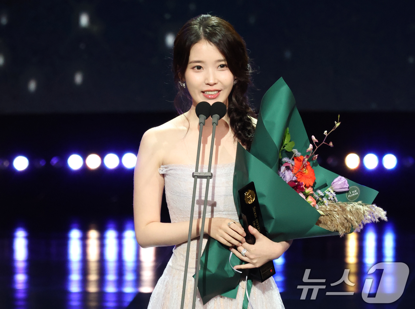 (서울=뉴스1) 권현진 기자 = 배우 겸 가수 아이유가 2일 오후 서울 여의도 KBS 홀에서 열린 제20회 서울드라마어워즈에 참석해 K-드라마 부문 여자 연기자상을 받은 뒤 소감을 …