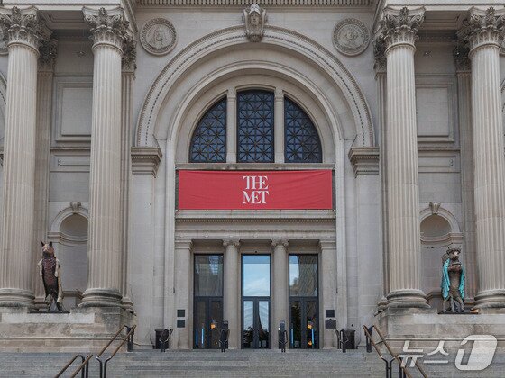 본문 이미지 - 《더 제네시스 파사드 커미션: 제프리 깁슨, The Animal That Therefore I Am》전시 전경