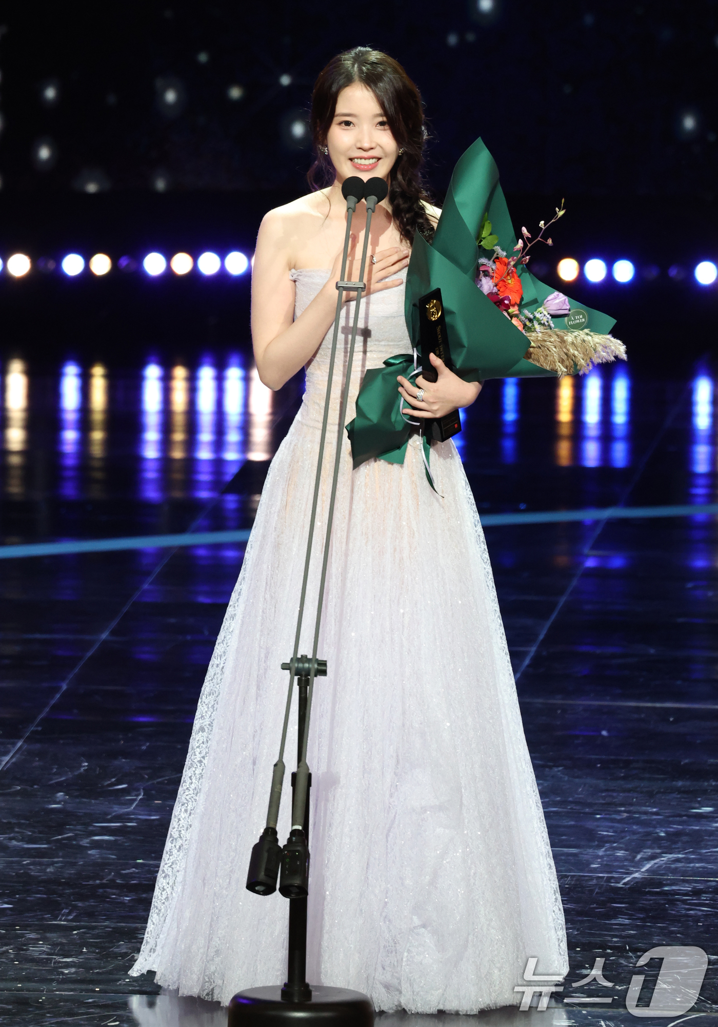 (서울=뉴스1) 권현진 기자 = 배우 겸 가수 아이유가 2일 오후 서울 여의도 KBS 홀에서 열린 제20회 서울드라마어워즈에 참석해 K-드라마 부문 여자 연기자상을 받은 뒤 소감을 …