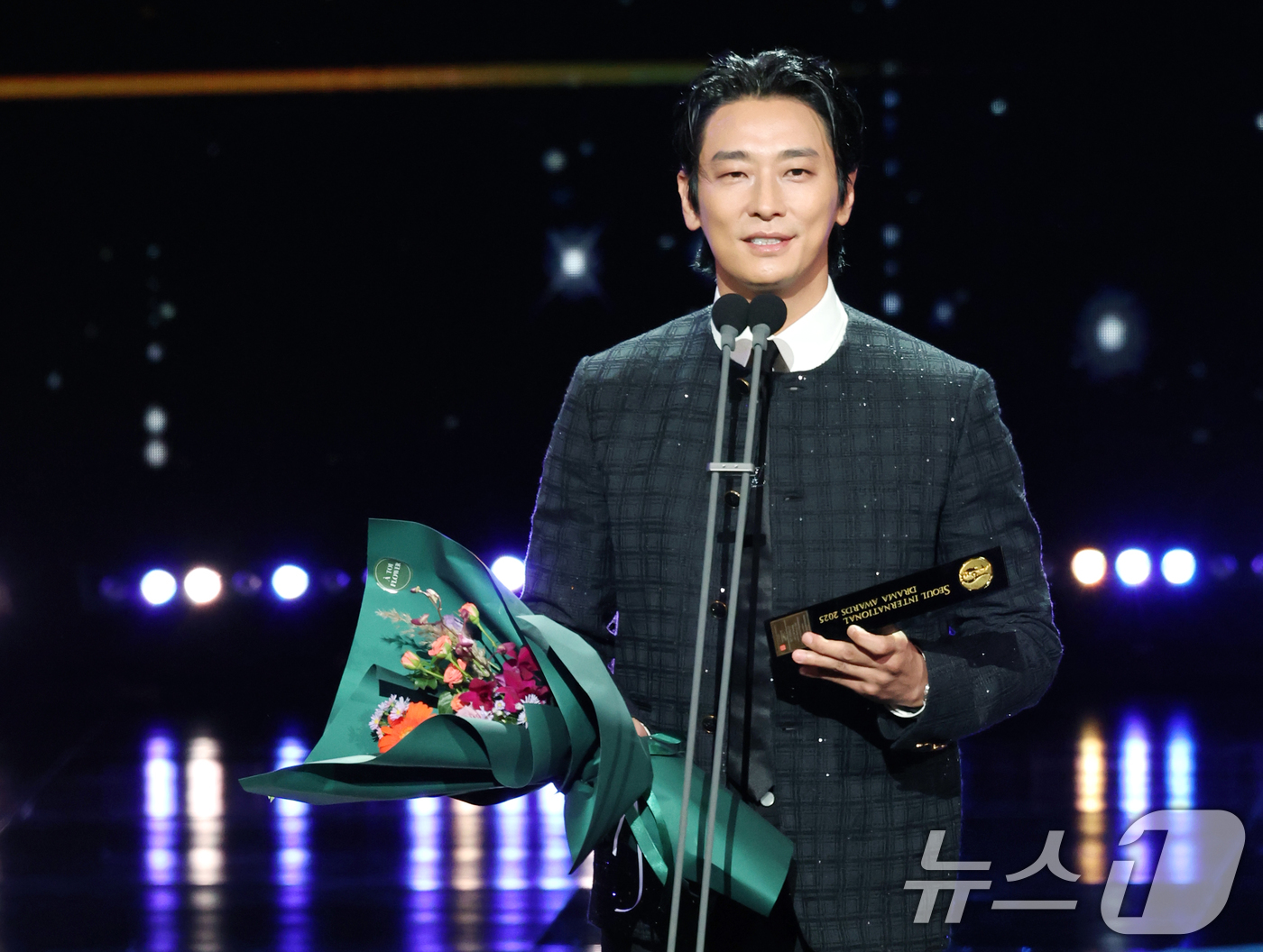 (서울=뉴스1) 권현진 기자 = 배우 주지훈이 2일 오후 서울 여의도 KBS 홀에서 열린 제20회 서울드라마어워즈에 참석해 K-드라마 부문 남자 연기자상을 받은 뒤 소감을 말하고 …