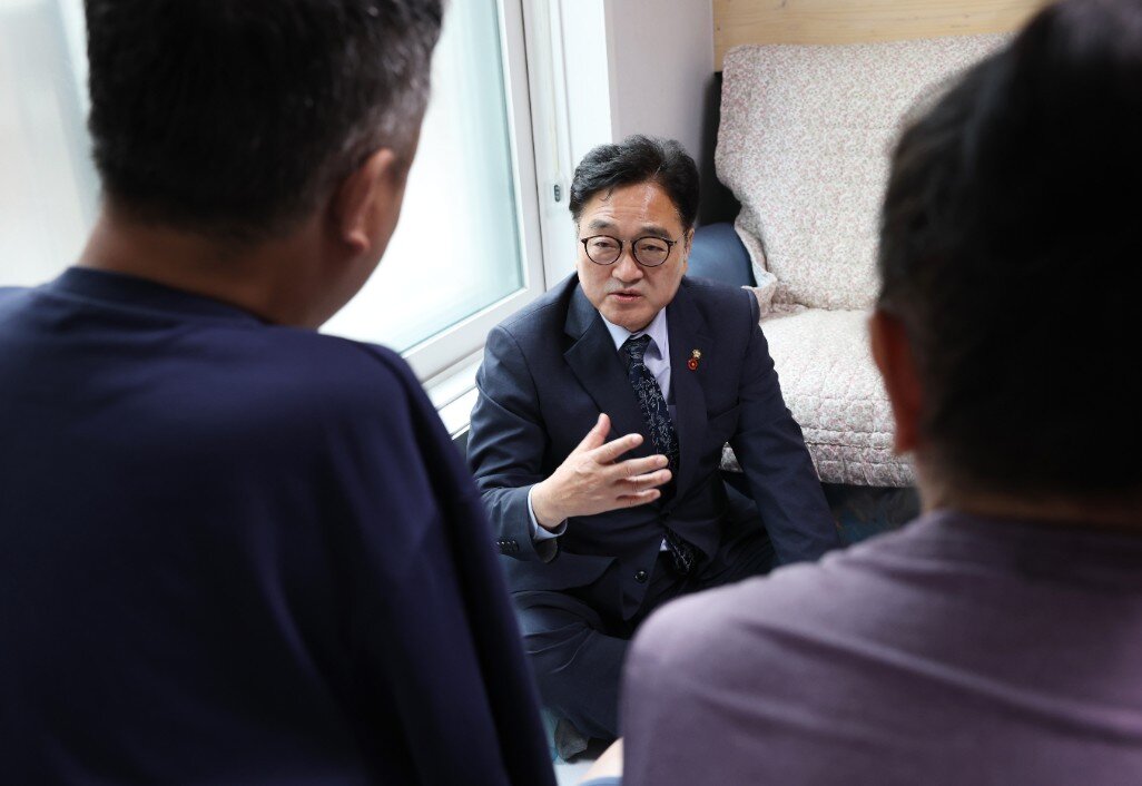 본문 이미지 -  우원식 국회의장은 2일 충북 청주를 방문해 몽골 출신 산업재해 이주노동자 오기나 씨와 면담을 가졌다. &#40;국회의장실 제공&#41; 2025.10.02/뉴스1