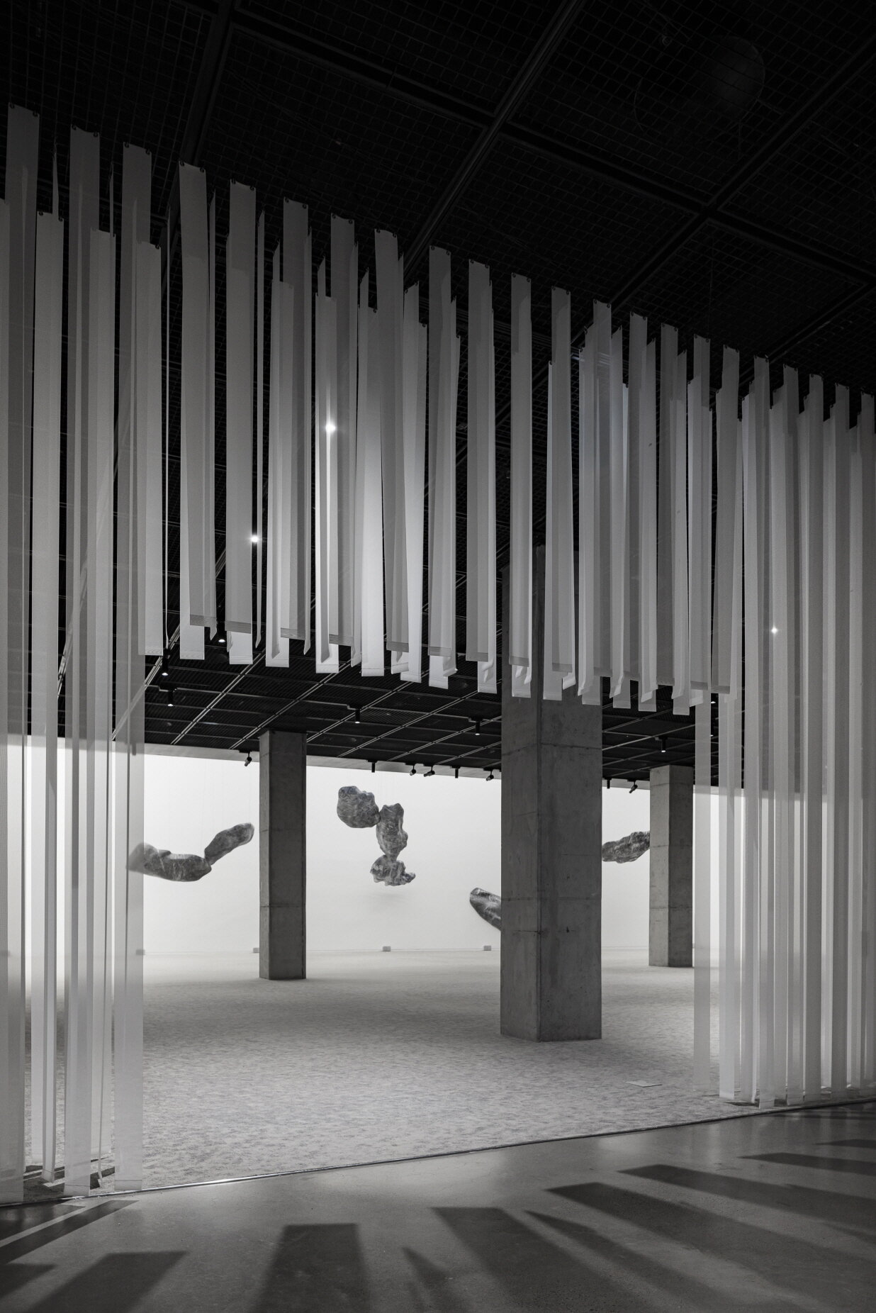 본문 이미지 - &#39;공생&#39; 전시 전경 &#40;수원시립미술관 제공&#41;