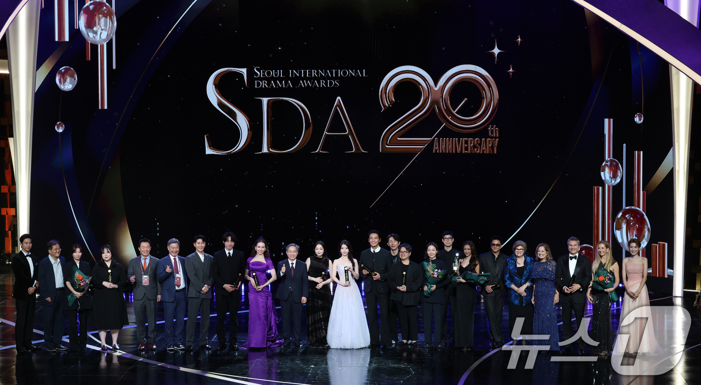 (서울=뉴스1) 권현진 기자 = 방문신 조직위원장을 비롯한 수상자들과 시상자들이 2일 오후 서울 여의도 KBS 홀에서 열린 제20회 서울드라마어워즈에 참석해 기념 촬영을 하고 있다 …