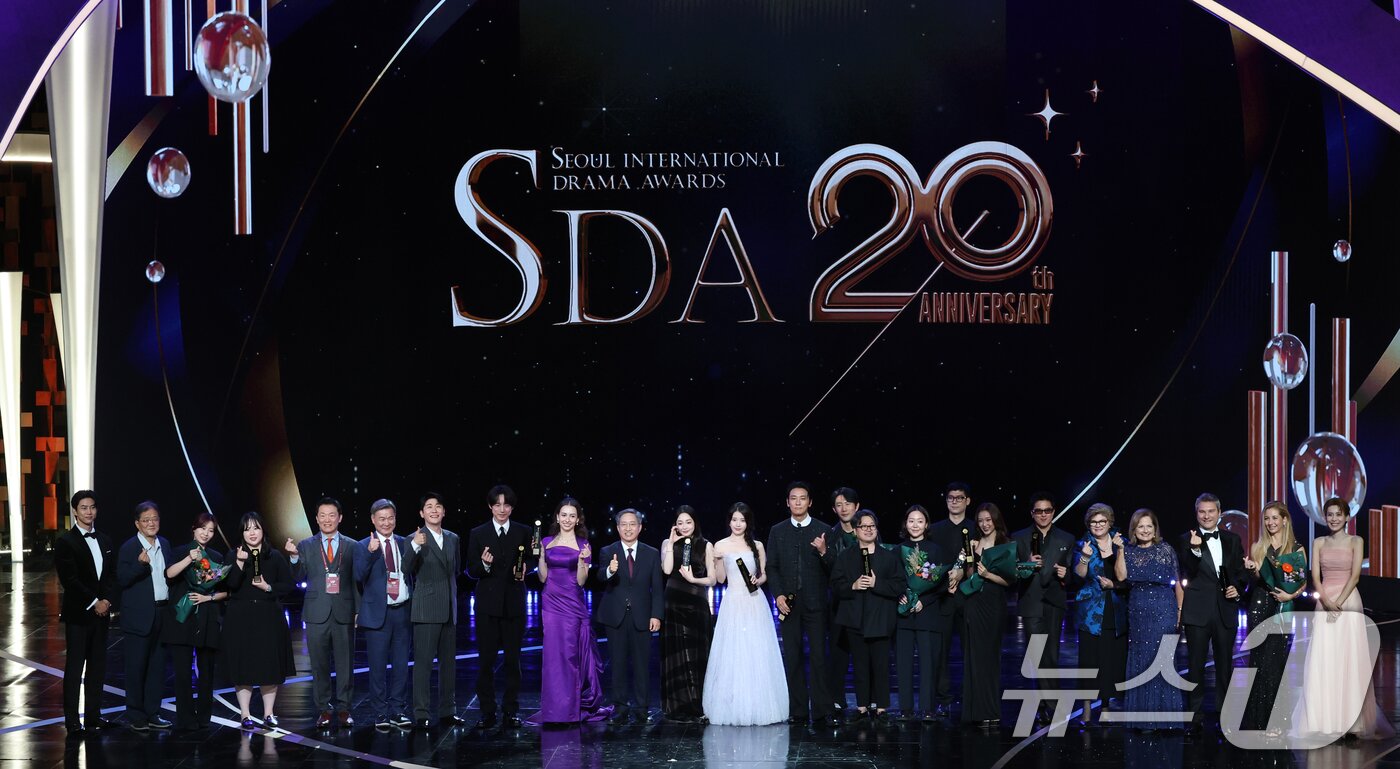 본문 이미지 - 방문신 조직위원장을 비롯한 수상자들과 시상자들이 2일 오후 서울 여의도 KBS 홀에서 열린 제20회 서울드라마어워즈에 참석해 기념 촬영을 하고 있다. ⓒ News1 권현진 기자