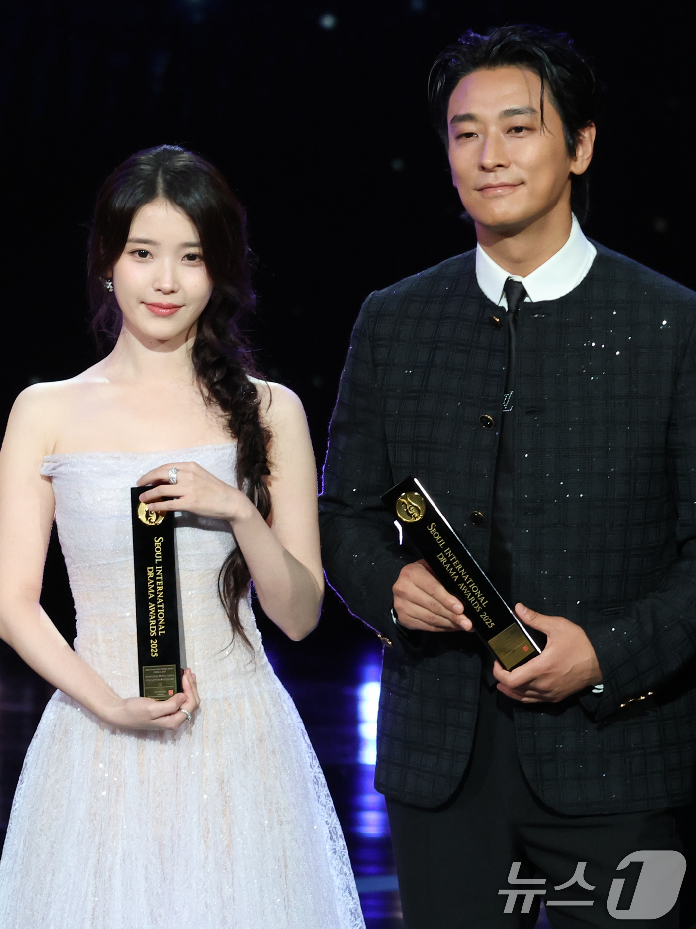 (서울=뉴스1) 권현진 기자 = 배우 아이유와 주지훈(오른쪽)이 2일 오후 서울 여의도 KBS 홀에서 열린 제20회 서울드라마어워즈에 참석해 K-드라마 부문 연기자상을 받은 뒤 기 …