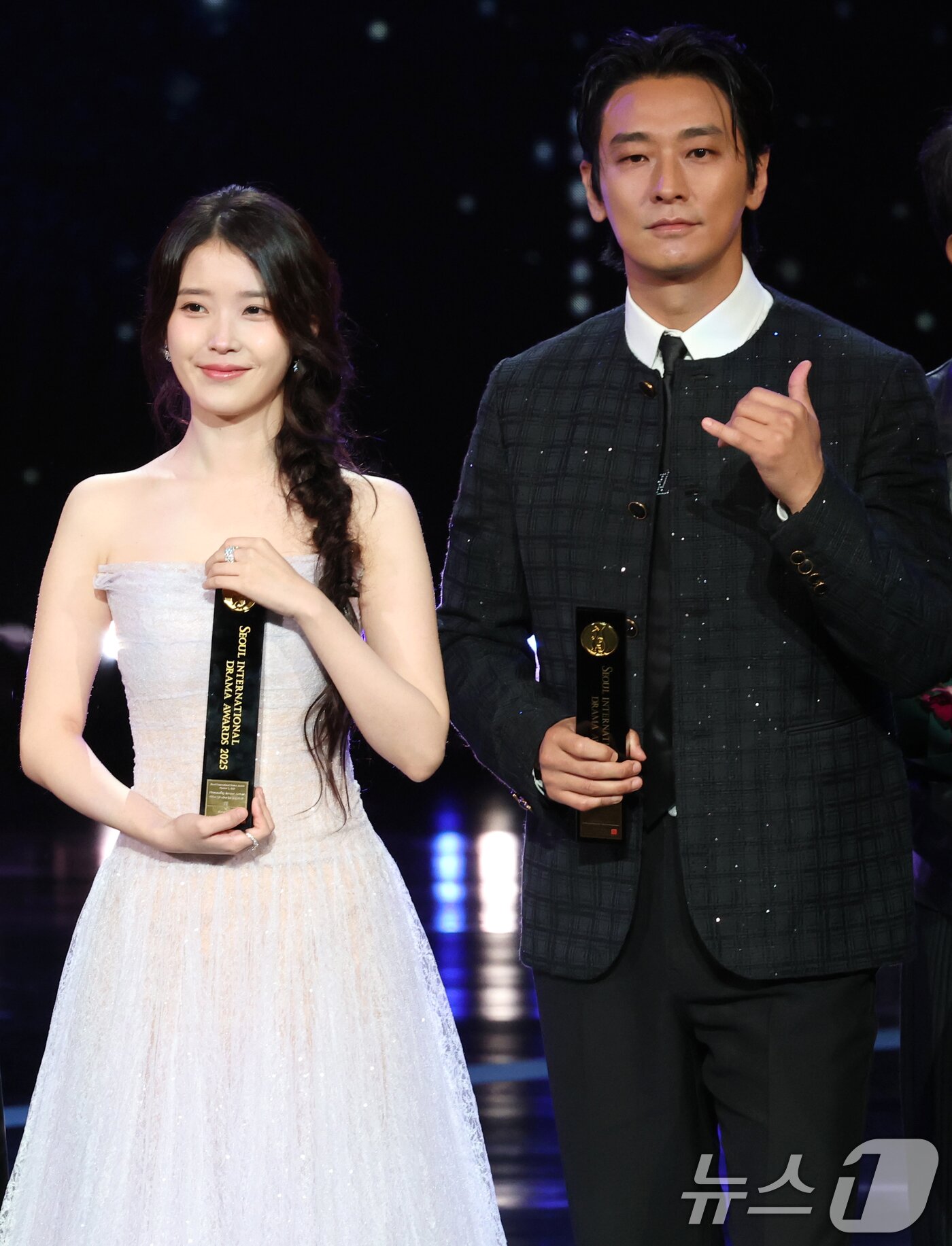 본문 이미지 - 배우 아이유와 주지훈&#40;오른쪽&#41;이 2일 오후 서울 여의도 KBS 홀에서 열린 제20회 서울드라마어워즈에 참석해 K-드라마 부문 연기자상을 받은 뒤 기념 촬영을 하고 있다. ⓒ News1 권현진 기자