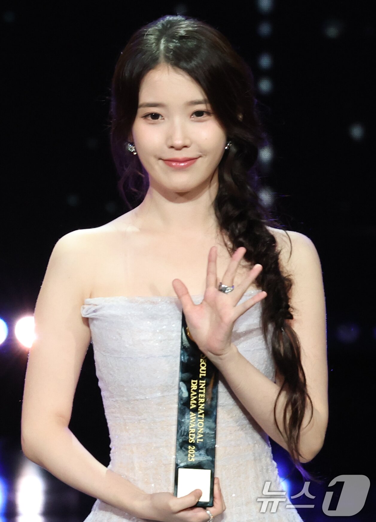 본문 이미지 - 배우 아이유가 2일 오후 서울 여의도 KBS 홀에서 열린 제20회 서울드라마어워즈에 참석해 K-드라마 부문 연기자상을 받은 뒤 인사를 하고 있다. ⓒ News1 권현진 기자